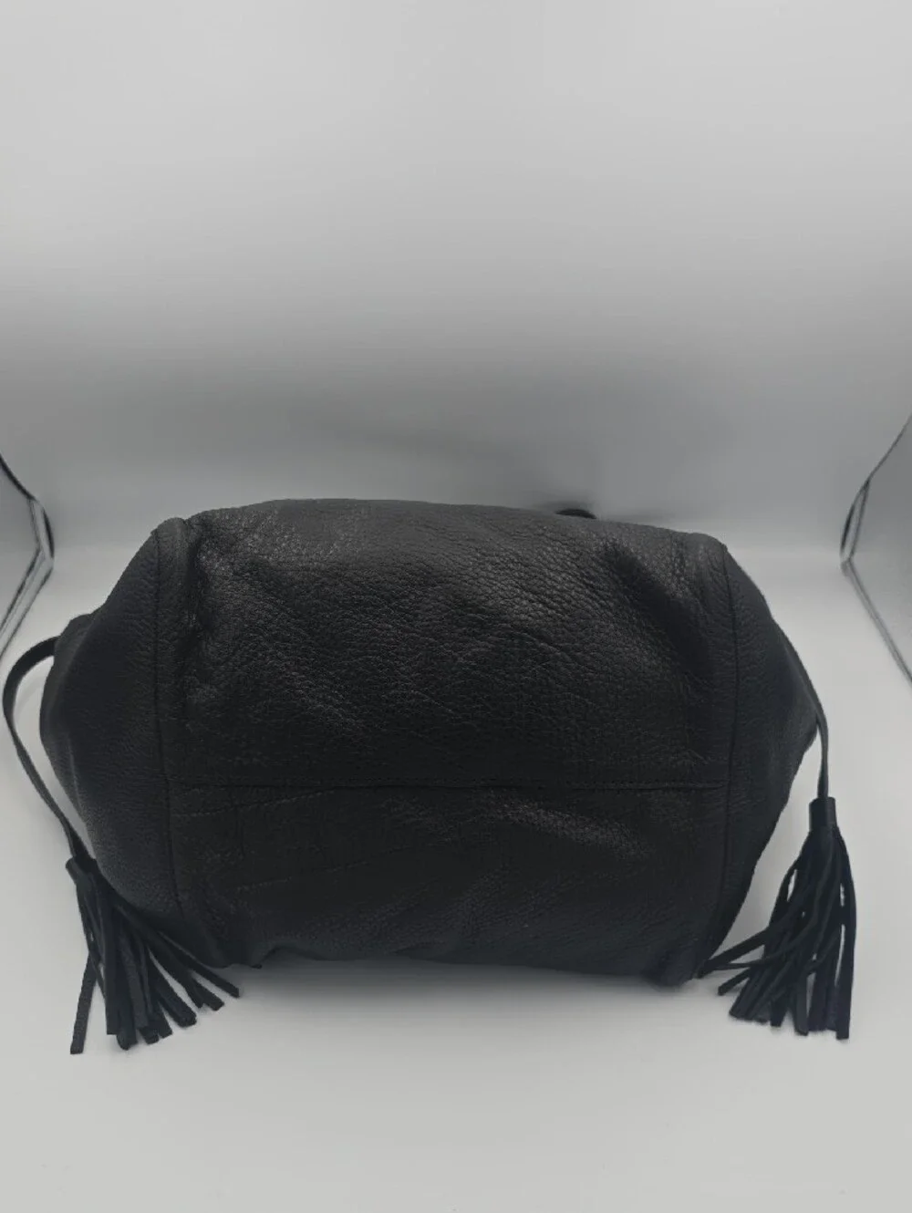 Michael Kors Black Pebbled Leather Tassle Large Tote W/ Gold MK Charm (EUC)✨️🖤✨